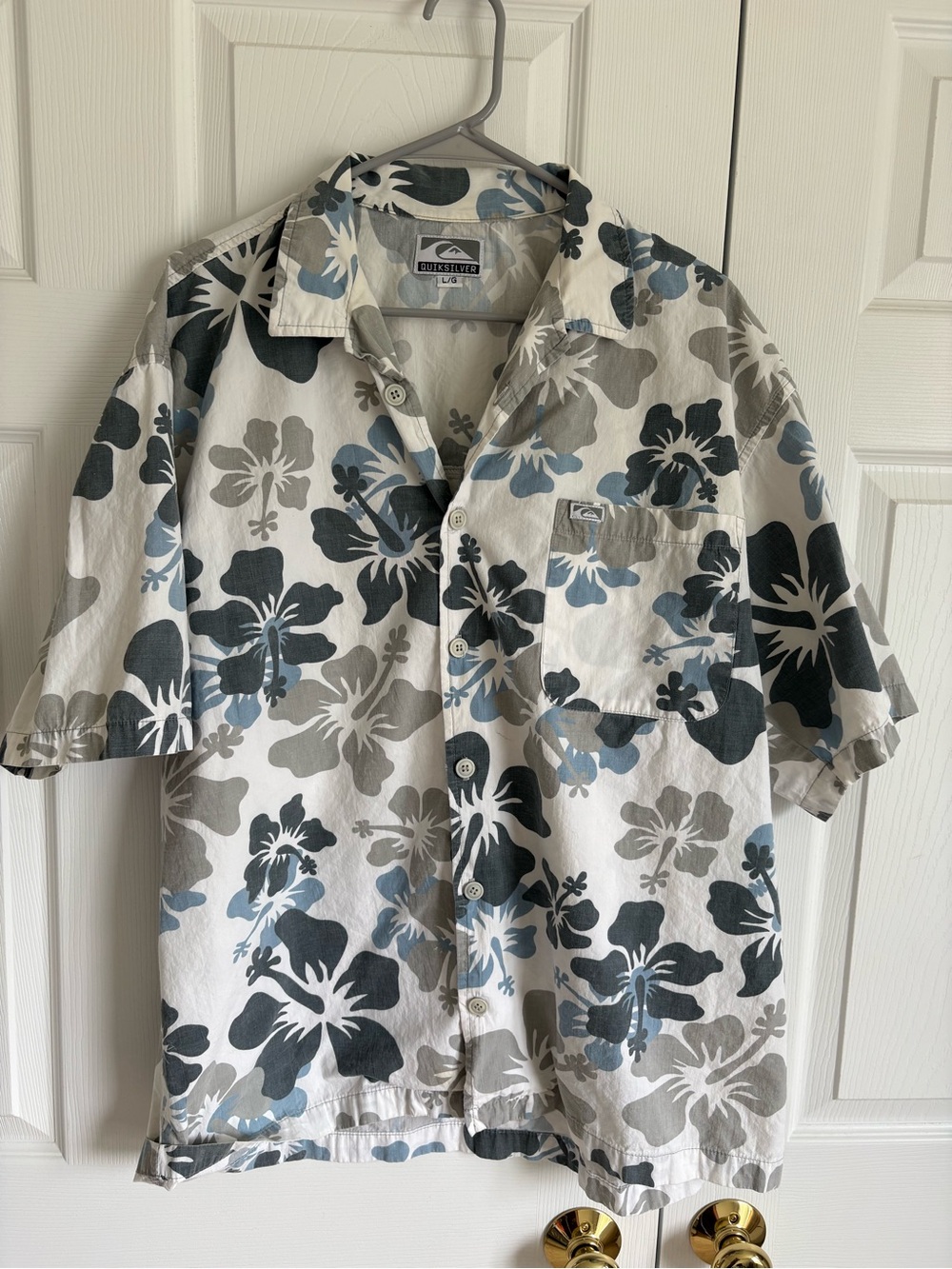 Quiksilver Men's Hawaiian Button-Up Shirt in White, Blue & Gray (Large)